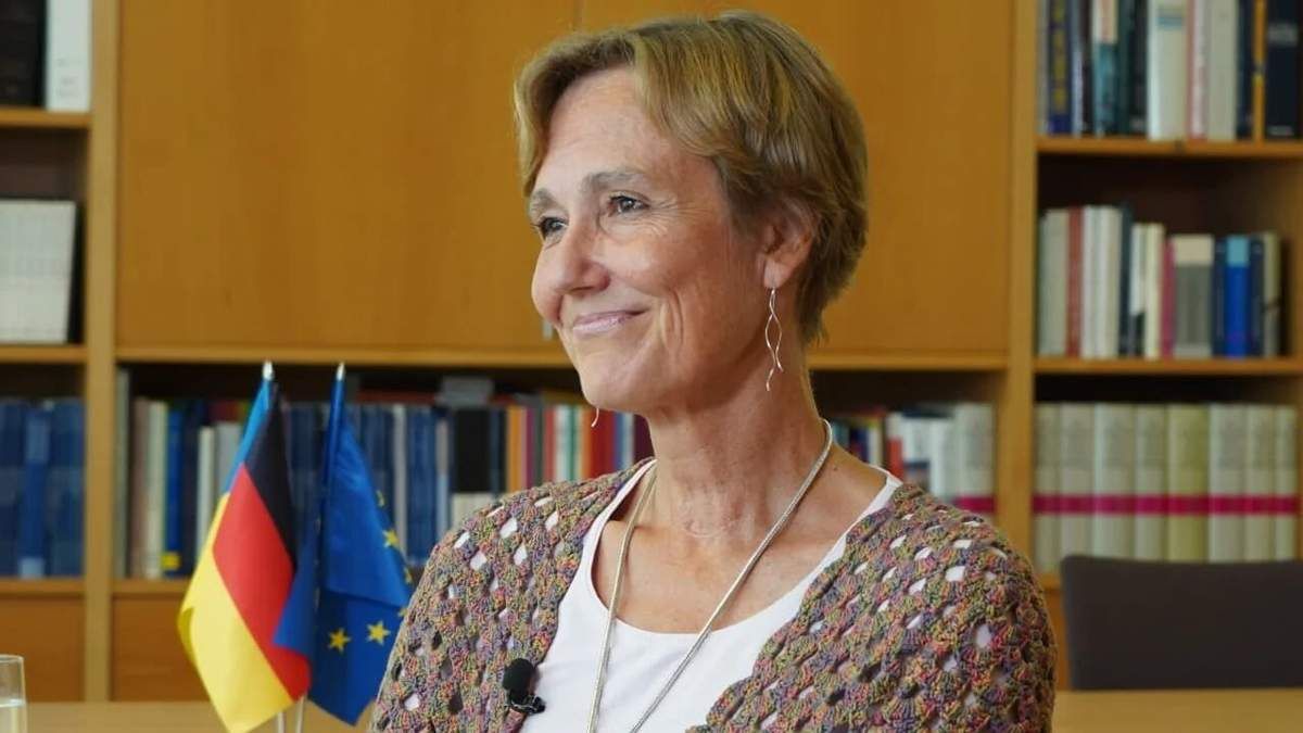 Пані посол Німеччини залишається у Києві, але "з невеликою командою" - Новини Київ - 24 Канал Пані посол Німеччини залишається у Києві, але "з невеликою командою" - Новини Київ - 24 Канал