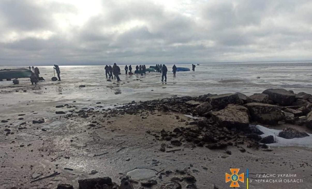 На Черкащині відкололася крижина, на якій перебувало до 200 рибалок - Свіжі новини Черкас - 24 Канал На Черкащині відкололася крижина, на якій перебувало до 200 рибалок - Свіжі новини Черкас - 24 Канал
