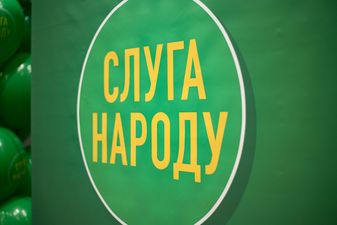 "Маємо бути готовими до всього": "Слугам народу" рекомендували не виїжджати з Києва 