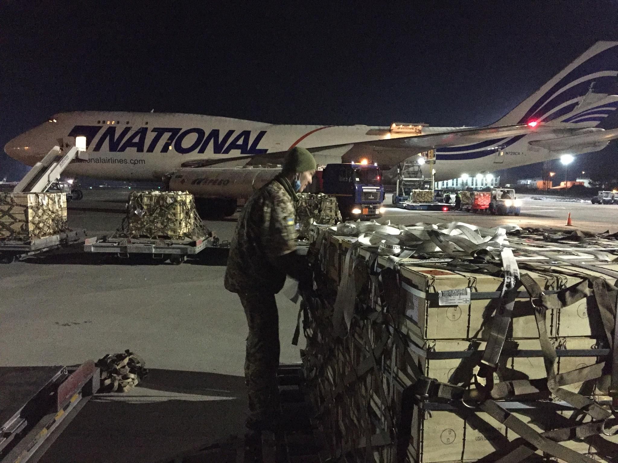 До Києва прибули ще 2 літаки допомоги від США: фото з аеропорту - 24 Канал До Києва прибули ще 2 літаки допомоги від США: фото з аеропорту - 24 Канал