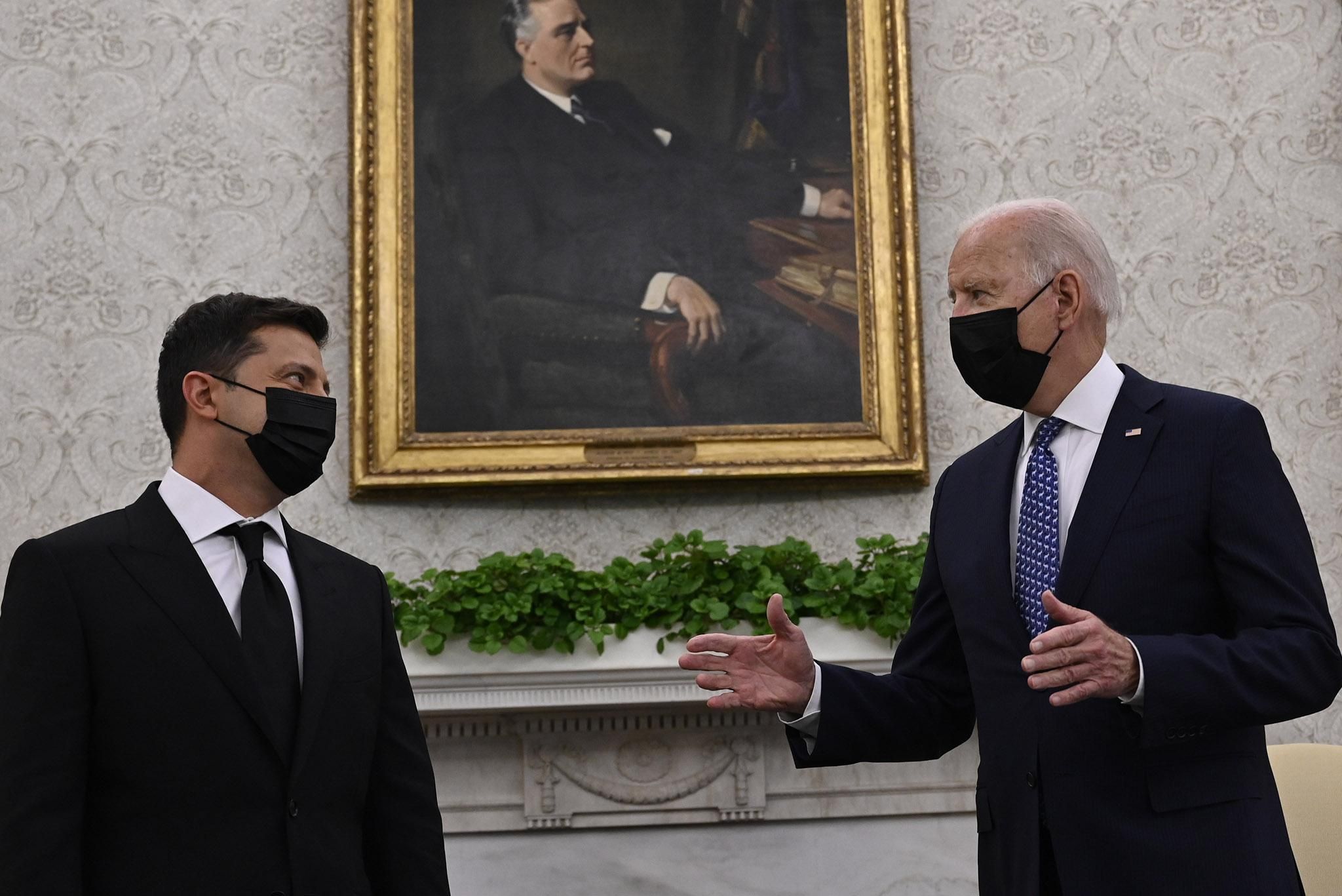 На тлі загрози російського вторгнення Зеленський провів розмову з Байденом - 24 Канал На тлі загрози російського вторгнення Зеленський провів розмову з Байденом - 24 Канал