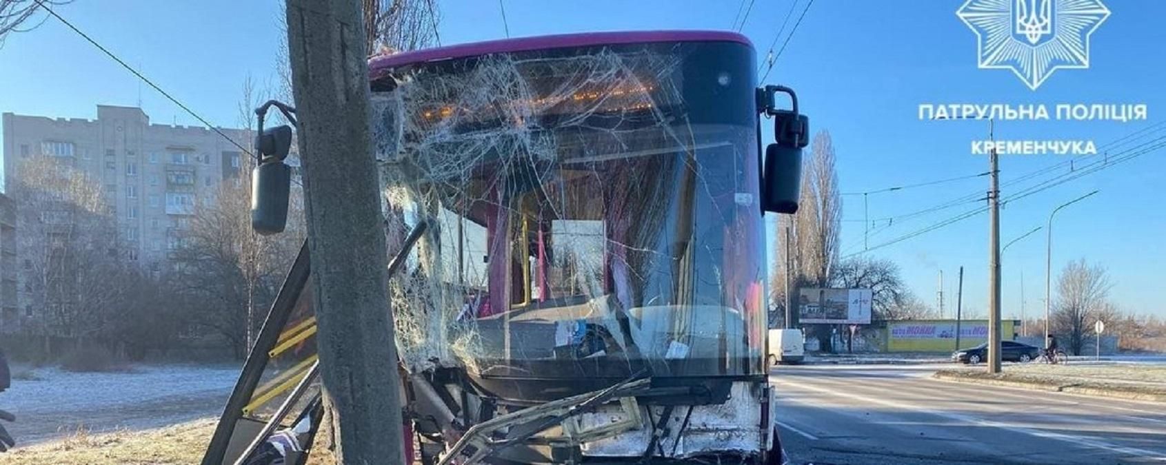 В Кременчуге столкнулись Mitsubishi и троллейбус: три человека в больнице В Кременчуге столкнулись Mitsubishi и троллейбус: три человека в больнице