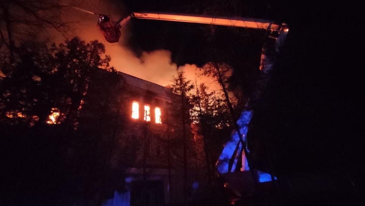 У Києві серед ночі спалахнула гімназія східних мов - Київ