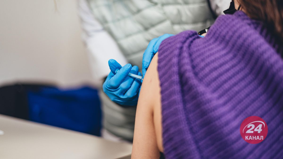 Почти 570 тысяч украинцев получили бустерную прививку от COVID-19
