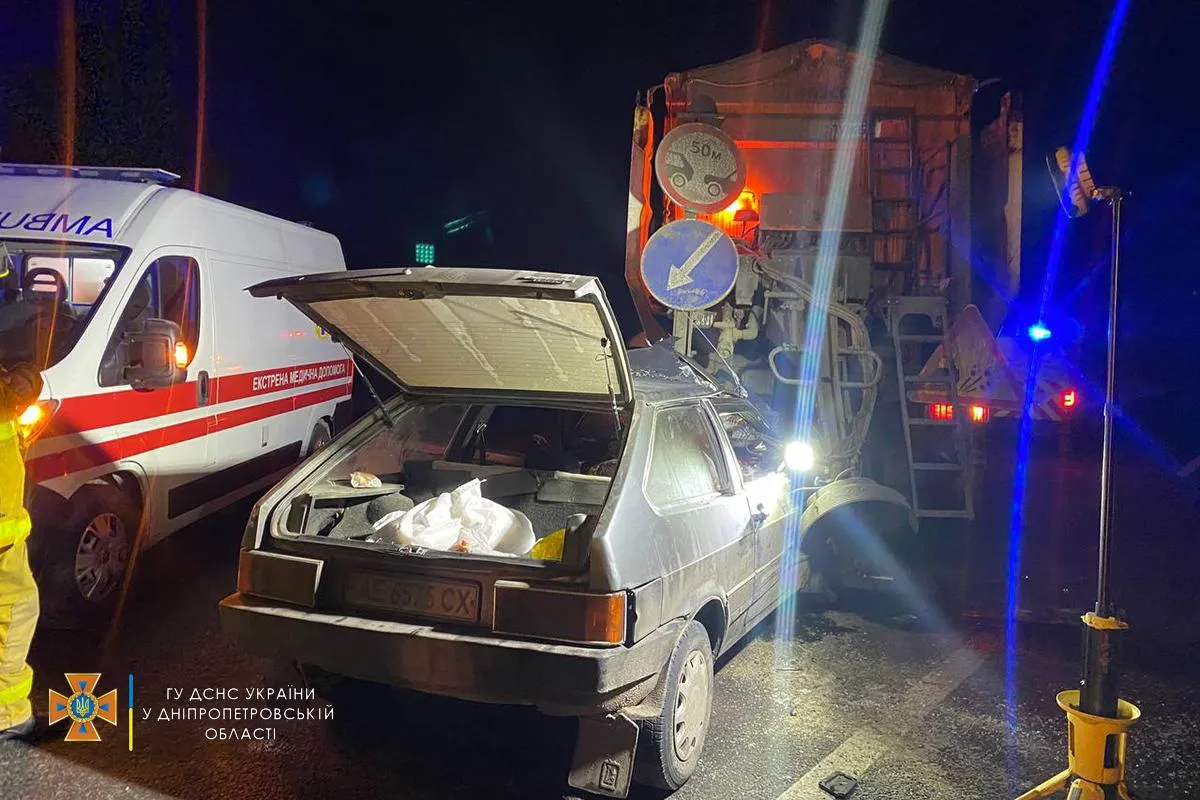 Авто протаранило вантажівку біля Дніпра Авто протаранило вантажівку біля Дніпра