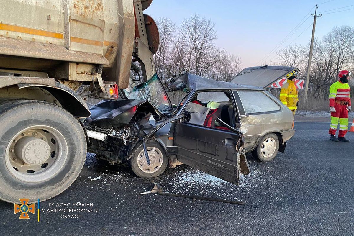 ВАЗ влетел в грузовик возле Днепра: есть погибшая и пострадавшие – жуткие фото ВАЗ влетел в грузовик возле Днепра: есть погибшая и пострадавшие – жуткие фото