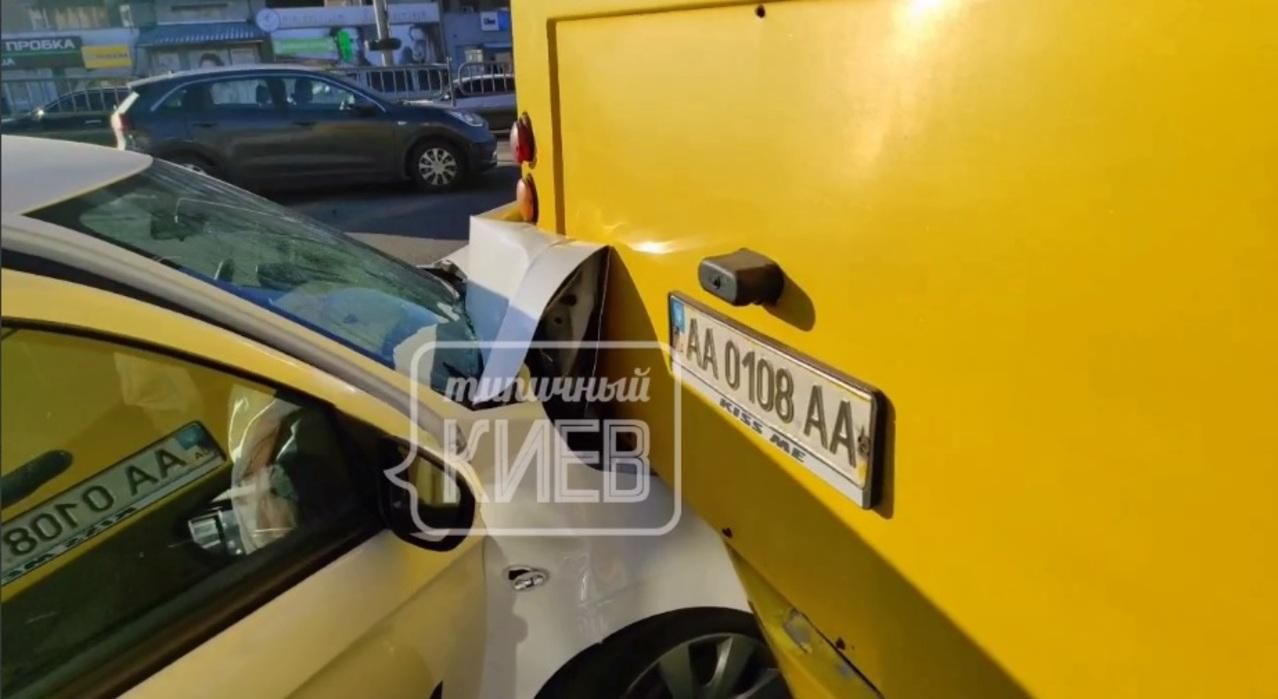 Пьяный водитель такси врезался в маршрутку с людьми: видео с места ДТП в Киеве