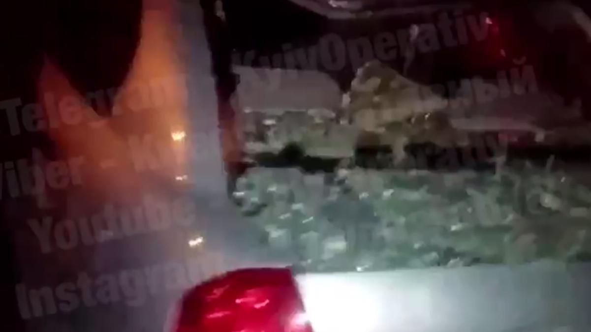 В Киеве на припаркованный автомобиль упал балкон: видео с места происшествия