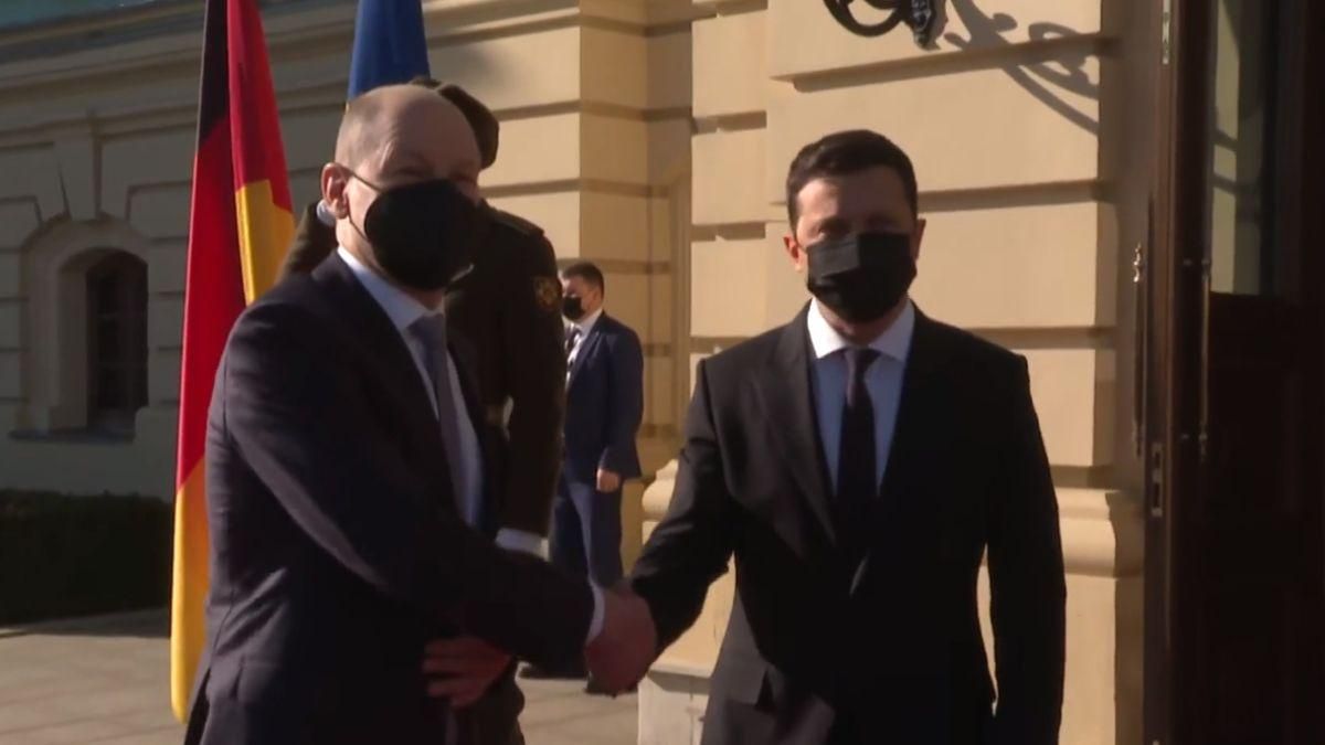 Зеленский встретил Шольца в Киеве: начали переговоры