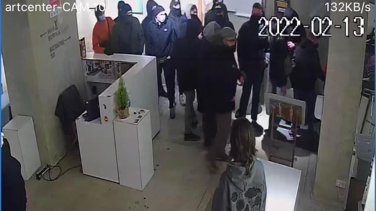 Неизвестные сорвали выставку Чичкана во Львовском художественном центре: фото момента нападения Неизвестные сорвали выставку Чичкана во Львовском художественном центре: фото момента нападения