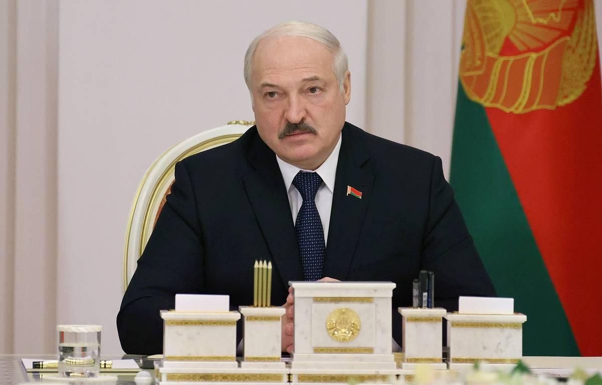 Лукашенко говорит, что не планирует воевать с Украиной и обвиняет Запад