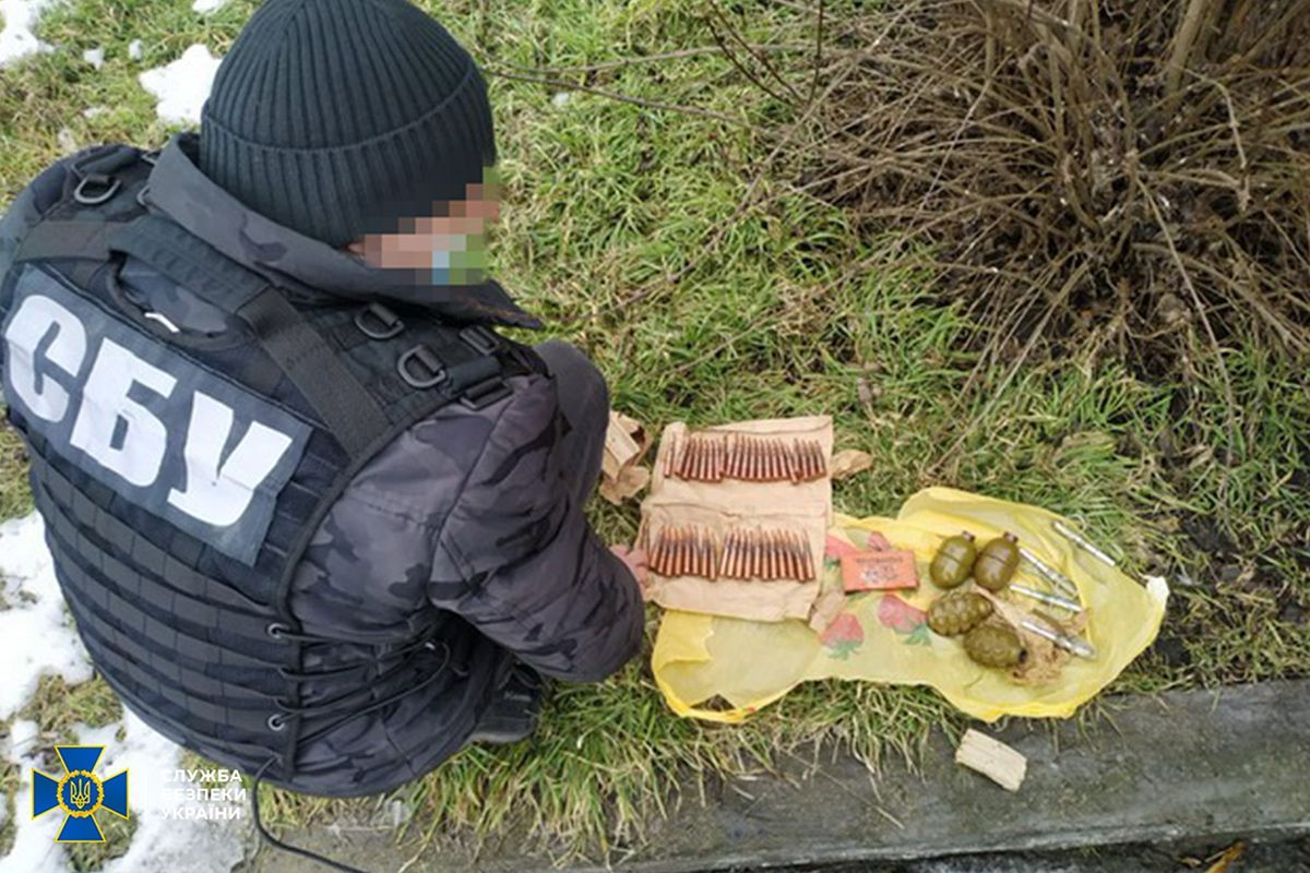 Знайшли вибухівку та боєприпаси: на Кіровоградщині співробітники СБУ виявили схованку - Новини Кропивницького - 24 Канал Знайшли вибухівку та боєприпаси: на Кіровоградщині співробітники СБУ виявили схованку - Новини Кропивницького - 24 Канал