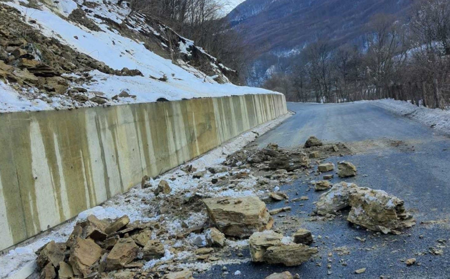 Трассу засыпало камнями: на Закарпатье снова произошел оползень и лавины