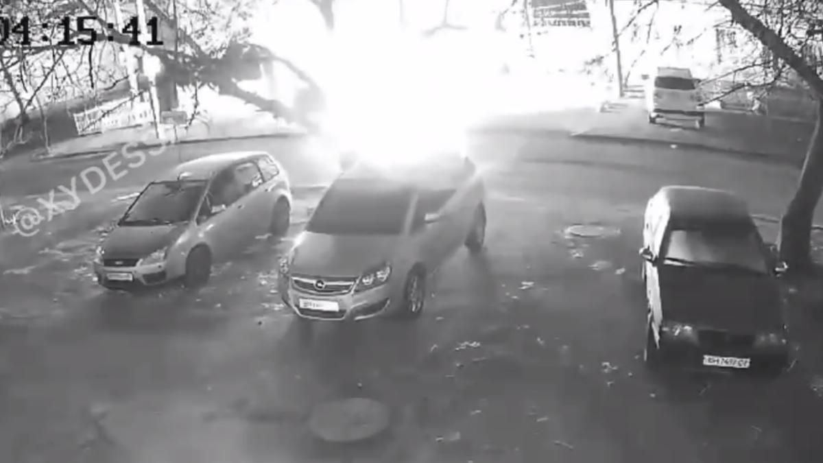 Один власник: в Одесі невідомі підпалили 2 авто посеред ночі - Кримінальні новини України - Одеса Один власник: в Одесі невідомі підпалили 2 авто посеред ночі - Кримінальні новини України - Одеса