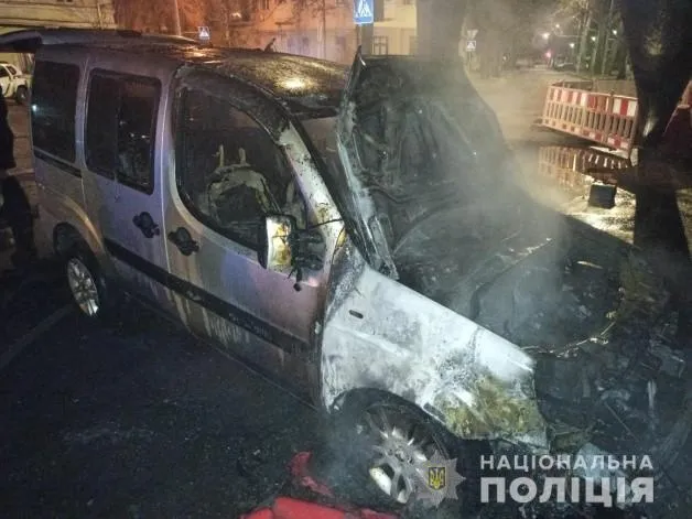 Вогонь спалахнув у припаркованих авто в Одесі Вогонь спалахнув у припаркованих авто в Одесі