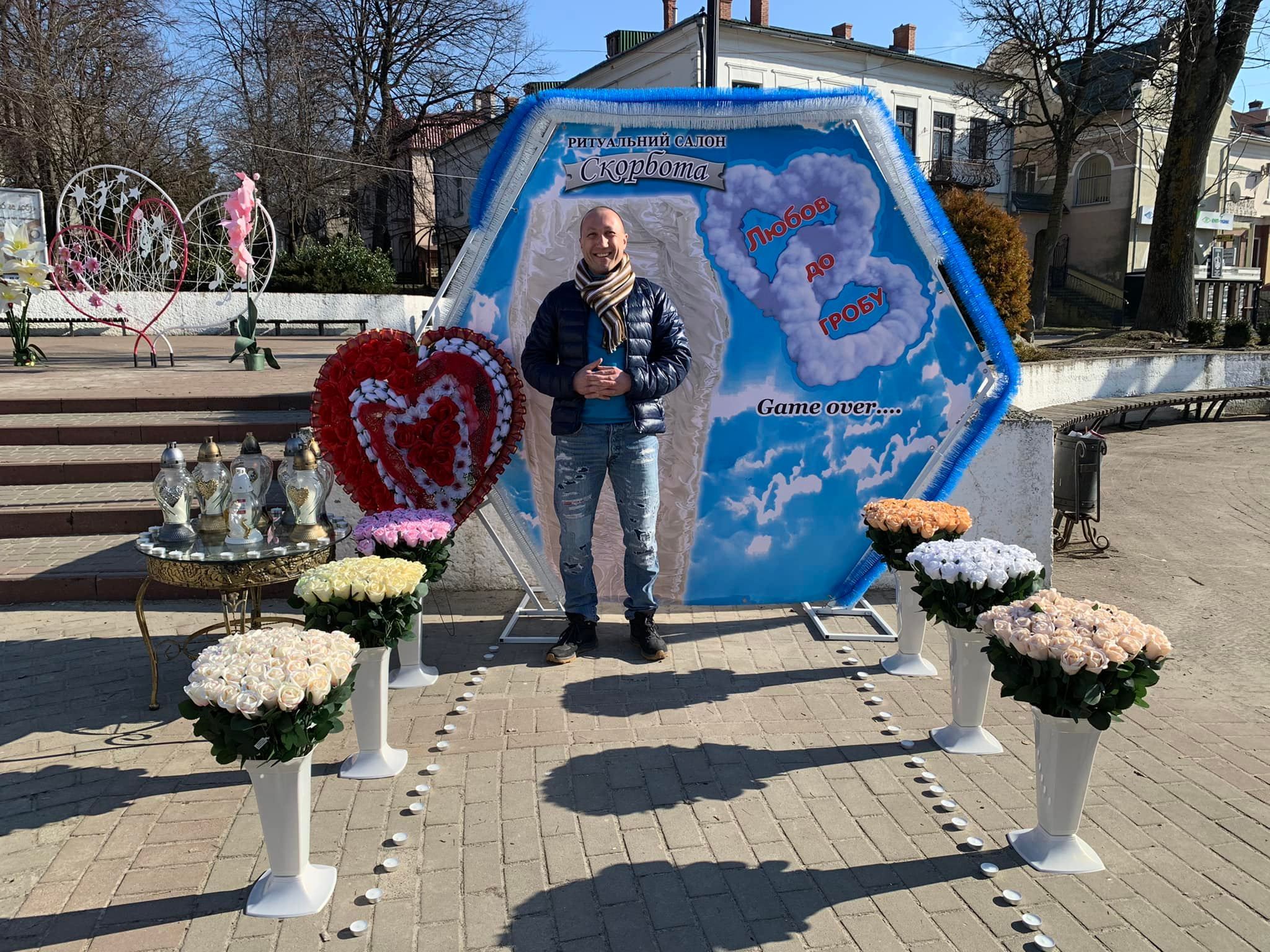 "Любов до гробу": у Калуші ритуальний салон зробив оригінальну фотозону до Дня Валентина - Новини Івано-Франківська - 24 Канал "Любов до гробу": у Калуші ритуальний салон зробив оригінальну фотозону до Дня Валентина - Новини Івано-Франківська - 24 Канал