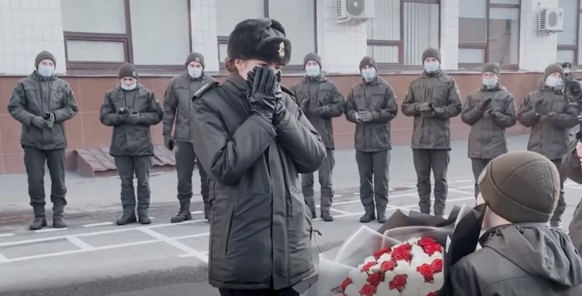 Курсант Нацгвардии романтично сделал предложение своей девушке: трогательное видео Курсант Нацгвардии романтично сделал предложение своей девушке: трогательное видео