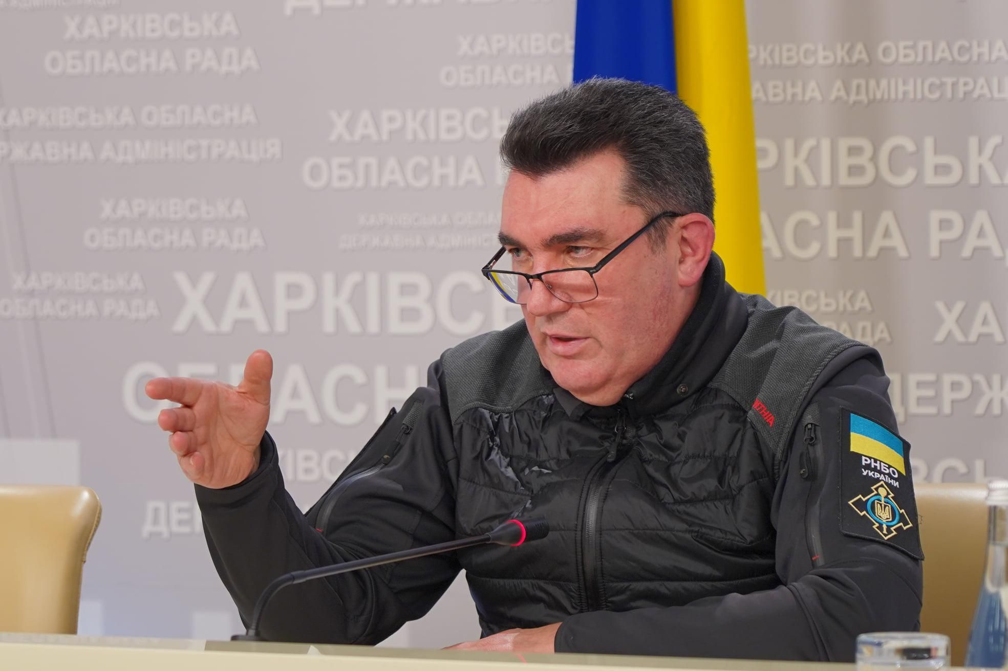 Данилов заверил, что Украина не закрывает воздушное пространство и порты