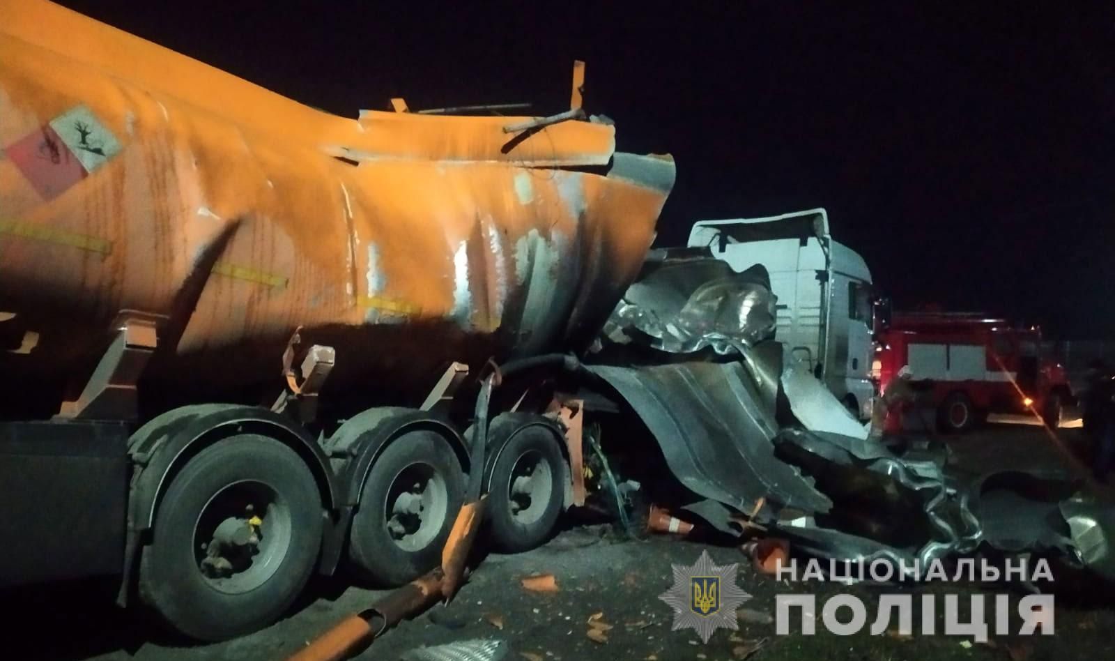 Посреди трассы на Полтавщине взорвался бензовоз: водитель погиб