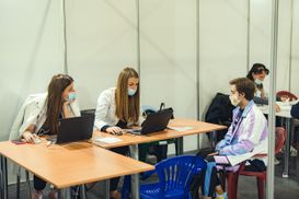 Более 15,5 миллиона украинцев получили первую дозу COVID-вакцины: какими препаратами