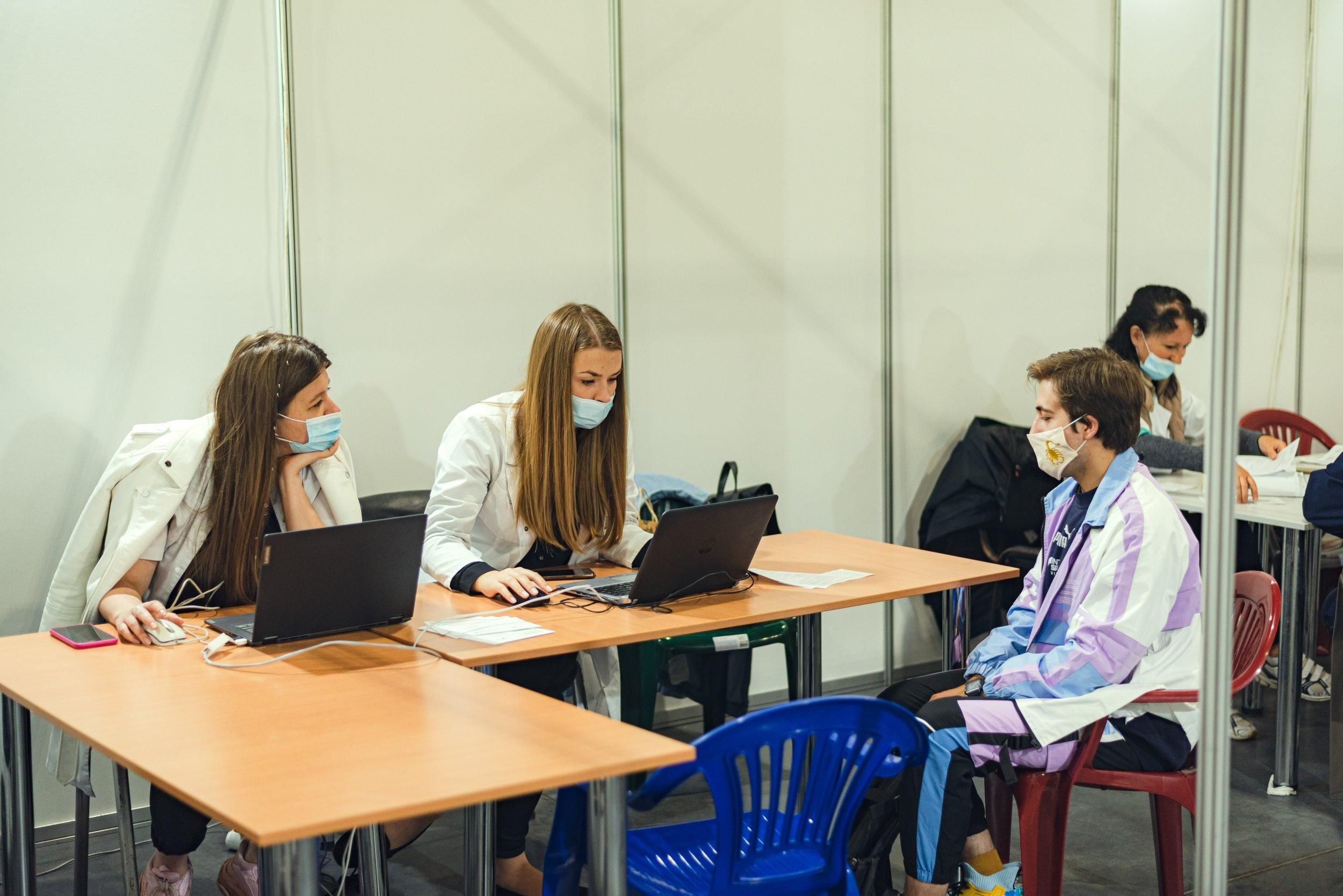 Более 15,5 миллиона украинцев получили первую дозу COVID-вакцины: какими препаратами Более 15,5 миллиона украинцев получили первую дозу COVID-вакцины: какими препаратами