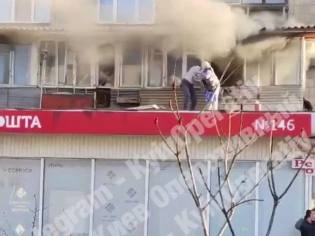 Работник "Новой почты" прыгнул спасать женщину в квартиру с огнем: впечатляющее видео