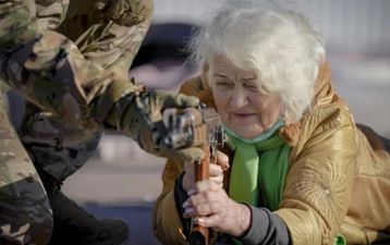 Літня захисниця Маріуполя з автоматом у руках стала зіркою світових ЗМІ