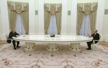 Путин, 6-метровый стол и Шольц: канцлера "отсадили" от главы Кремля без ПЦР-теста