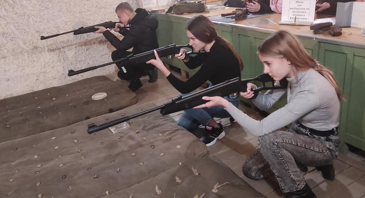 Старшеклассников во Львове учат стрелять из пневматических винтовок: фото с учений Старшеклассников во Львове учат стрелять из пневматических винтовок: фото с учений