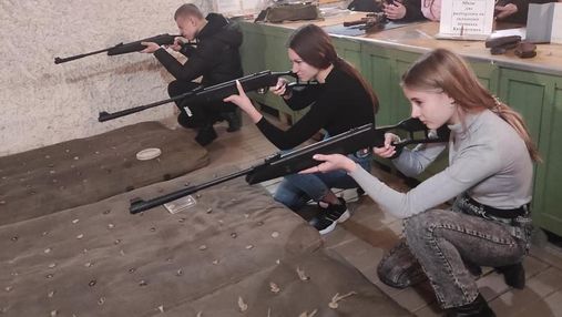 Старшеклассников во Львове учат стрелять из пневматических винтовок: фото с учений