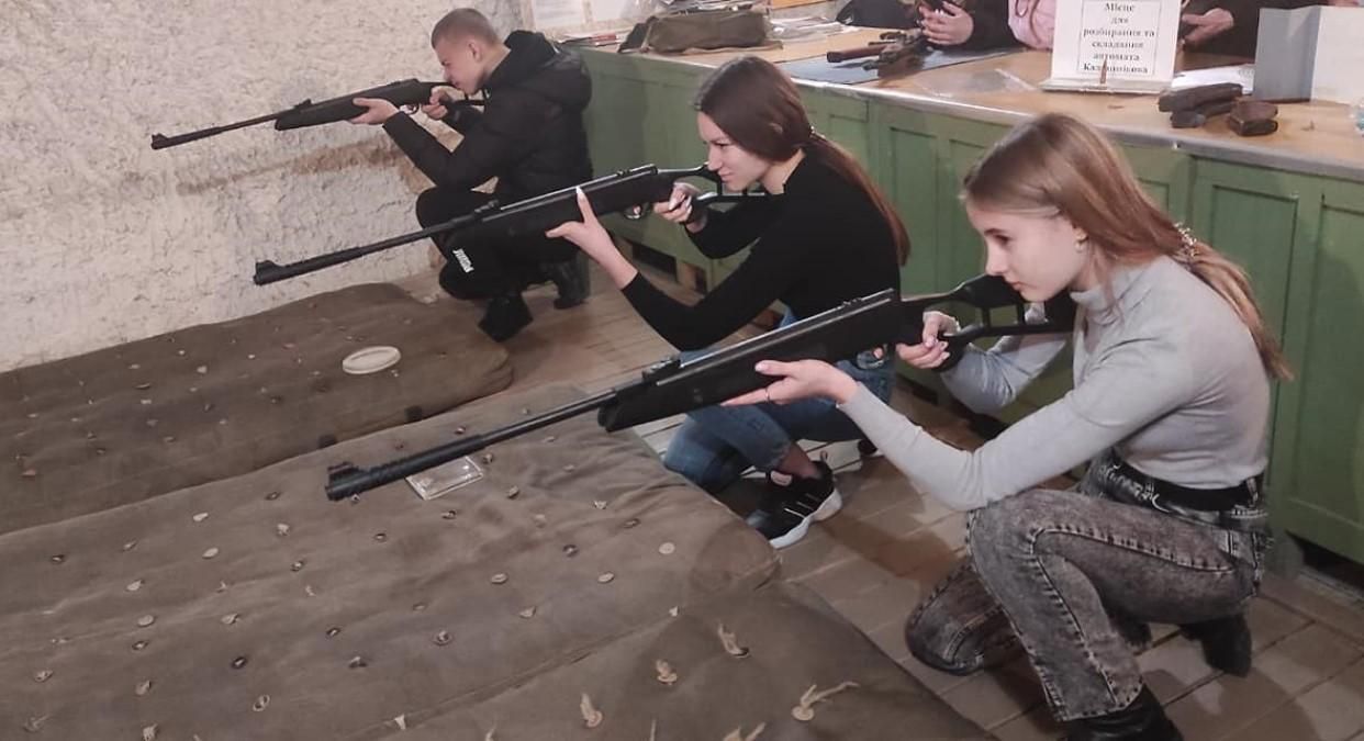 Старшеклассников во Львове учат стрелять из пневматических винтовок: фото с учений