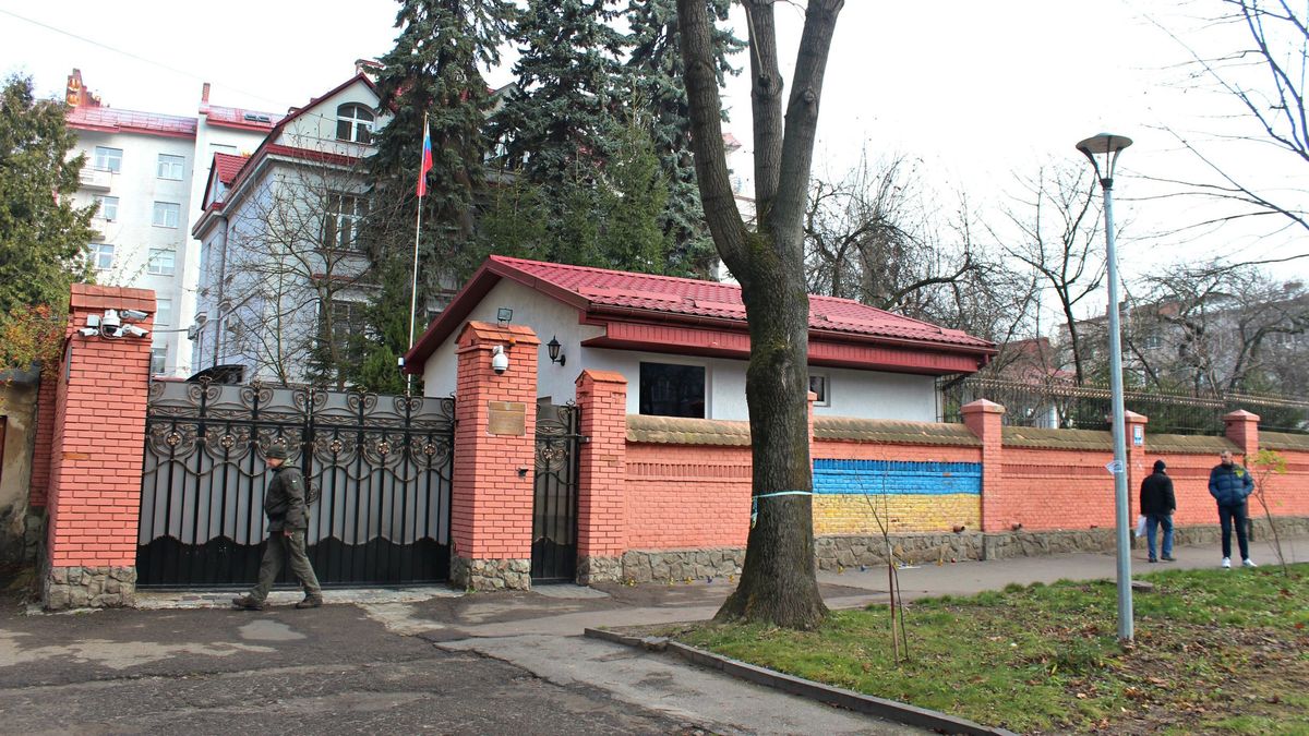Консульство России во Львове усиленно охраняет Нацгвардия: телефоны отключены Консульство России во Львове усиленно охраняет Нацгвардия: телефоны отключены