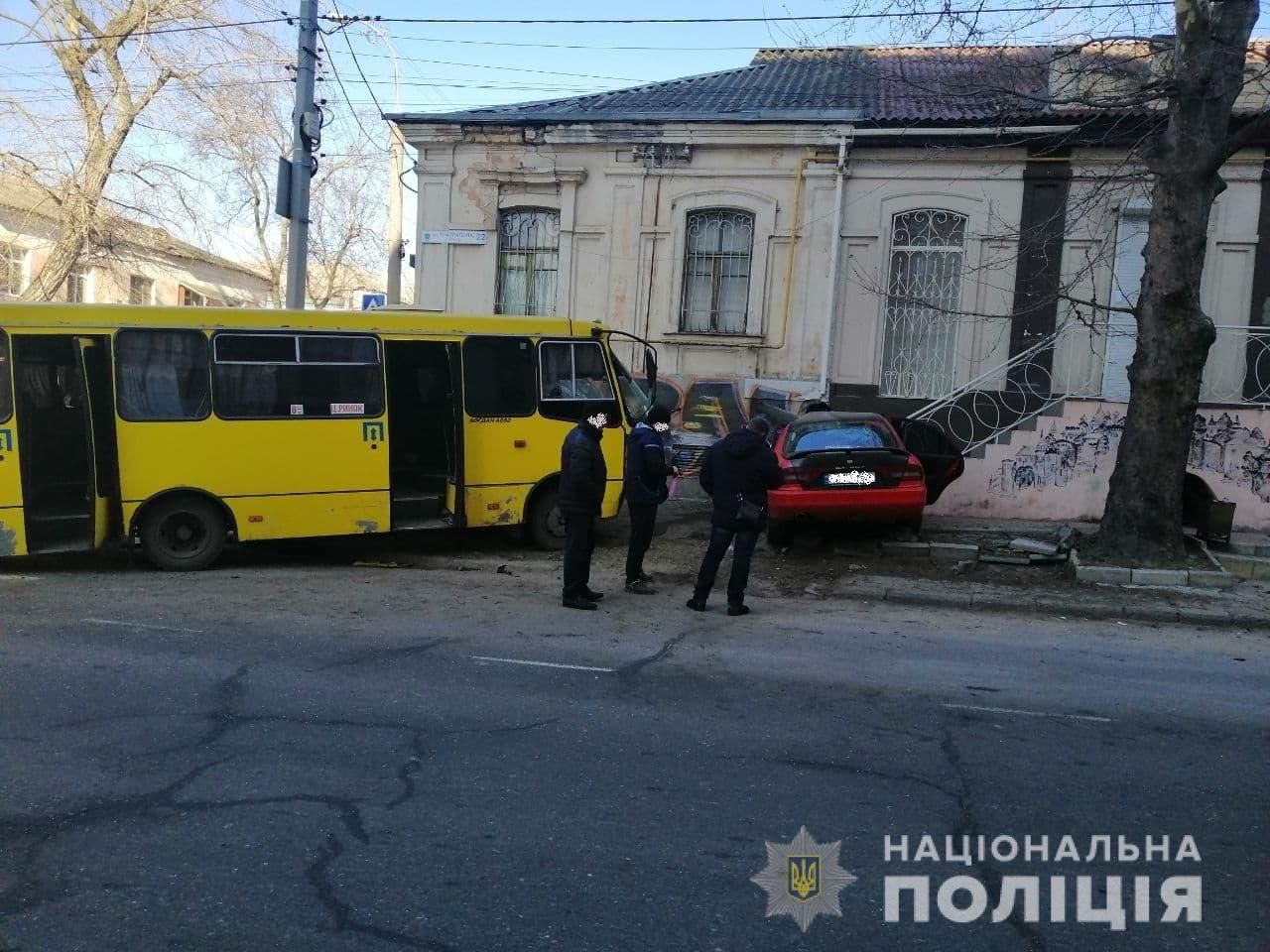 У Херсоні Mitsubishi зіткнувся з маршруткою: є постраждалі - Україна новини - 24 Канал