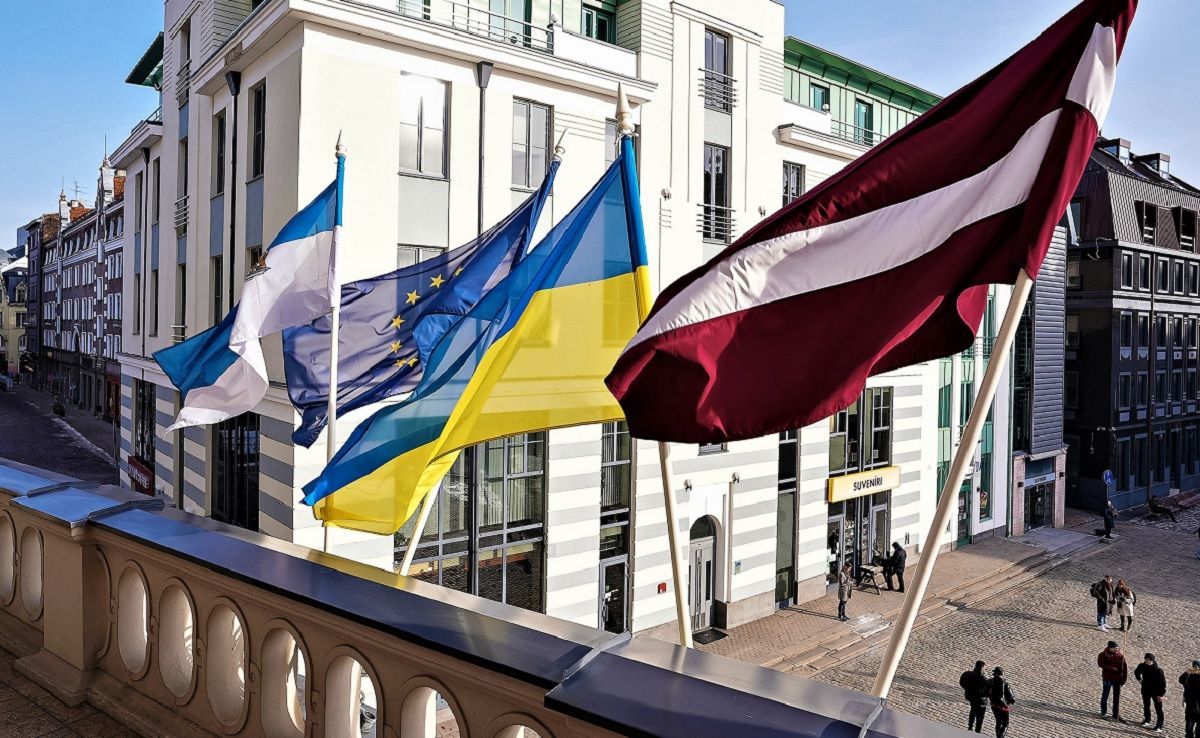 Рига й Вільнюс солідарні з Україною: у містах майорять синьо-жовті прапори - Україна новини - 24 Канал
