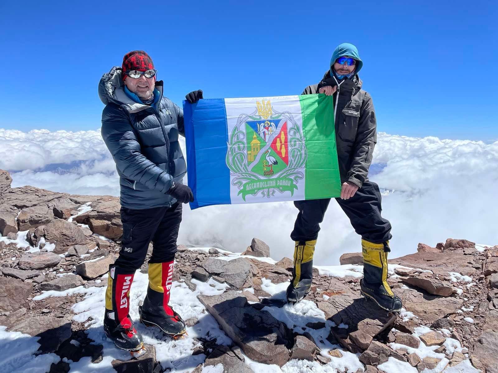 Флаг Украины и Деснянского района Киева взвился на самой высокой горе Аргентины: яркие фото - Новости Киев - Киев Флаг Украины и Деснянского района Киева взвился на самой высокой горе Аргентины: яркие фото - Новости Киев - Киев