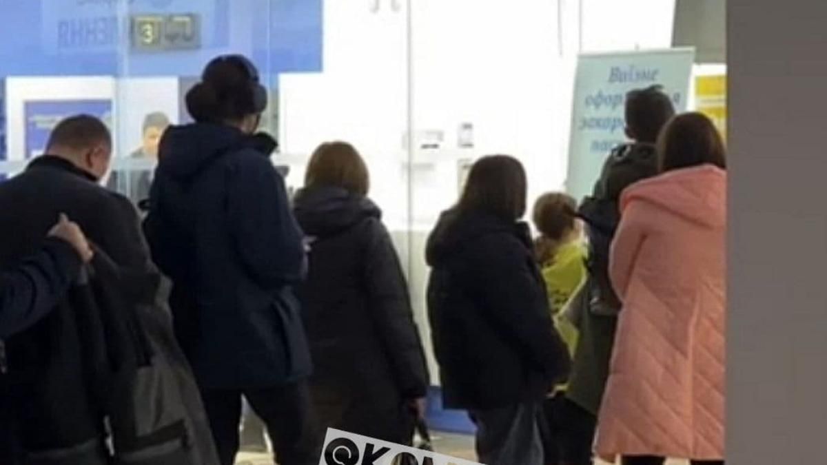 Выросли в несколько раз: в сервисных центрах Одессы – огромные очереди за загранпаспортами Выросли в несколько раз: в сервисных центрах Одессы – огромные очереди за загранпаспортами