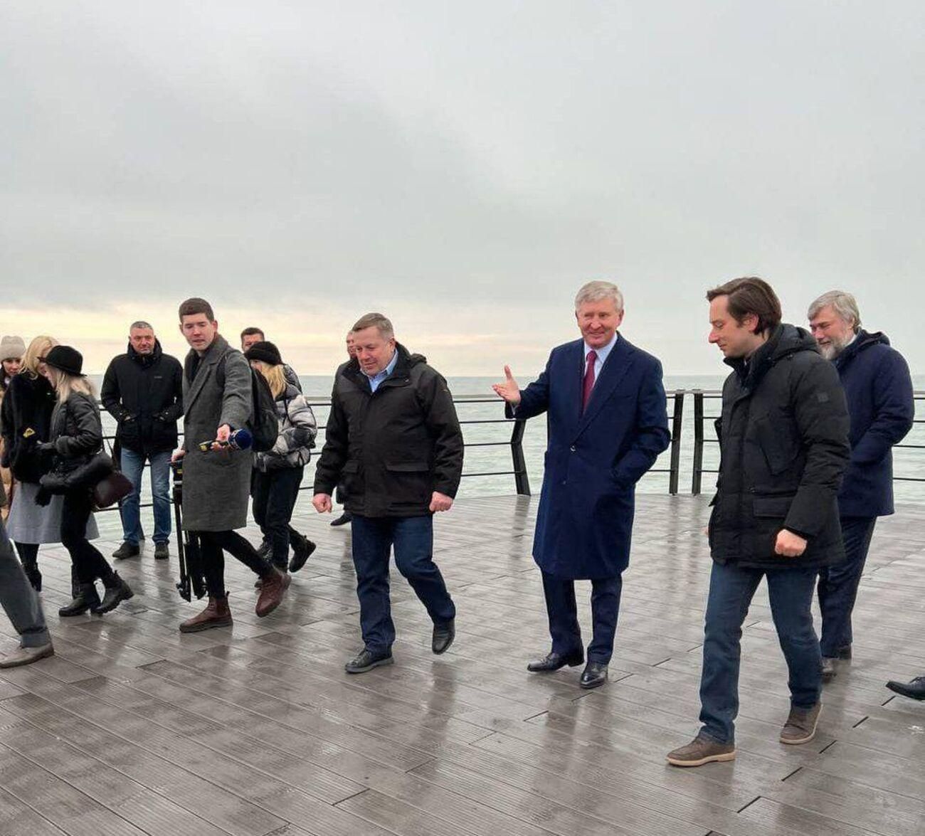 У Ахметова показали фотодоказательство, что он с Новинским действительно в Мариуполе - 24 Канал У Ахметова показали фотодоказательство, что он с Новинским действительно в Мариуполе - 24 Канал