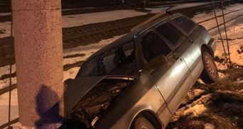 В Холодногорском районе водитель авто врезался в бетонный столб В Холодногорском районе водитель авто врезался в бетонный столб