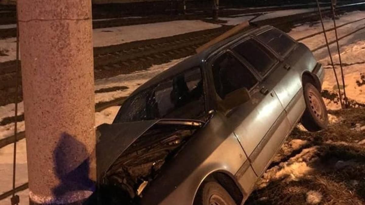 В Холодногорском районе водитель авто врезался в бетонный столб