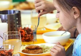 Новое школьное питание: диетолог и повар, которые разрабатывали меню, опровергли 15 мифов Новое школьное питание: диетолог и повар, которые разрабатывали меню, опровергли 15 мифов