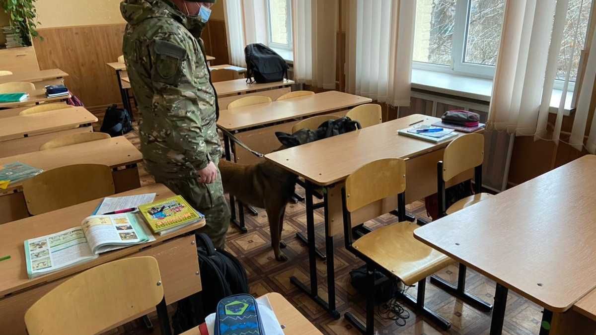 Во всех школах Львова остановилось обучение: полиция ищет взрывчатку