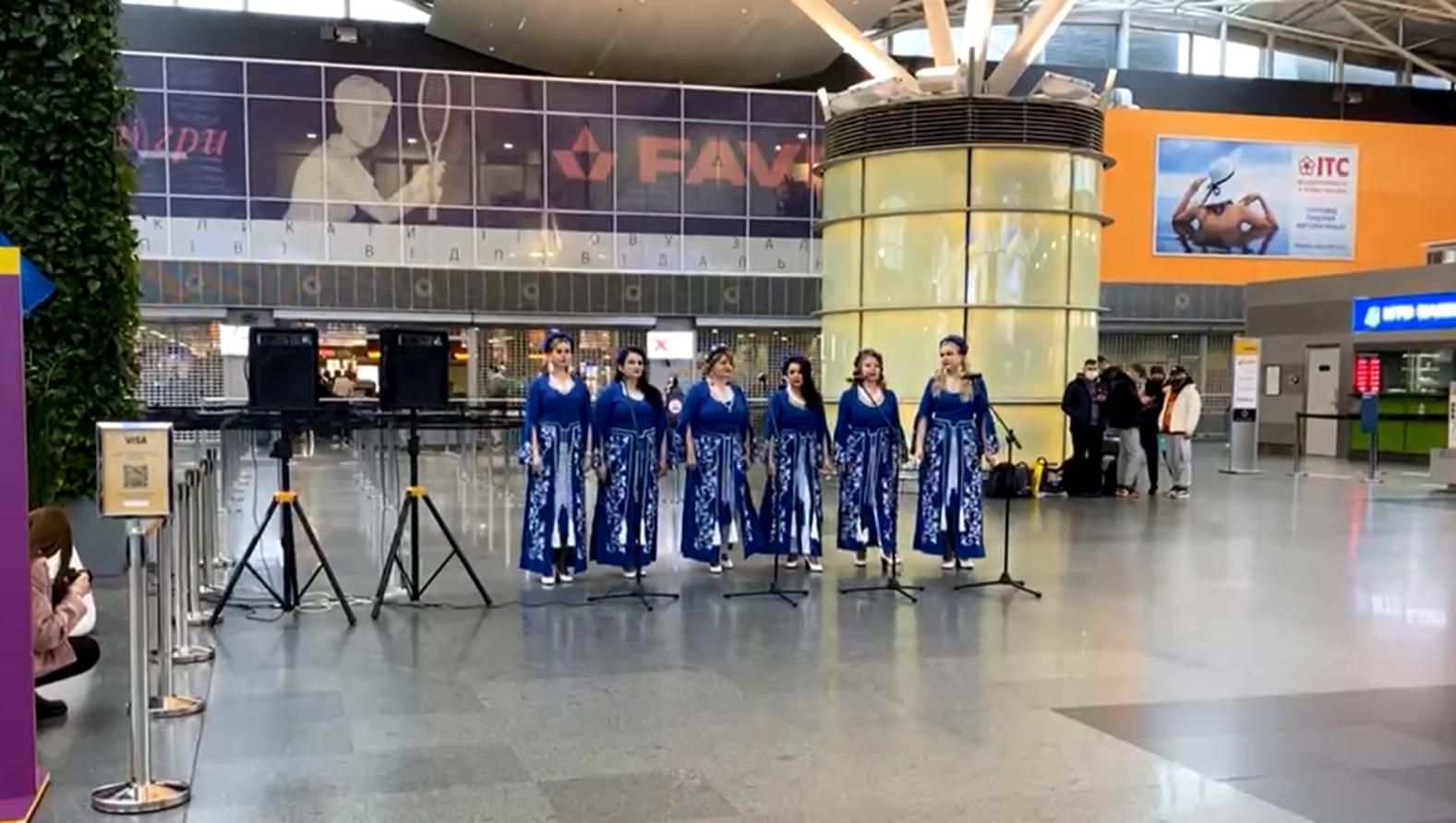 "Борисполь" не паникует: в аэропорту ко Дню единения выступил хор