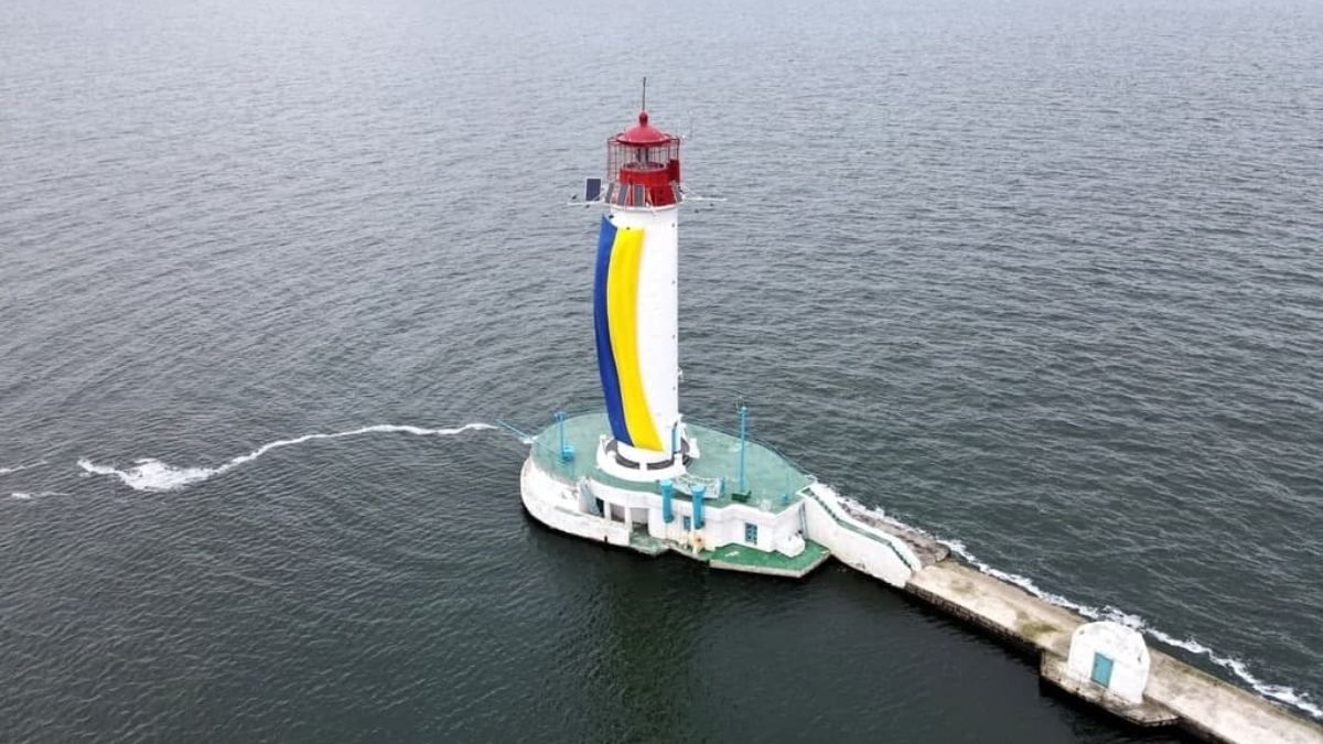 Величезний прапор України розгорнули в кількох місцях Одеси: приголомшливі фото - Україна новини - Одеса Величезний прапор України розгорнули в кількох місцях Одеси: приголомшливі фото - Україна новини - Одеса