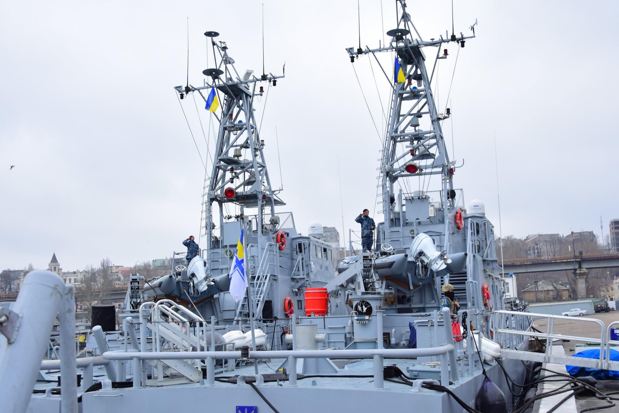 На всех военных кораблях подняли Государственный Флаг Украины: красивые фото
