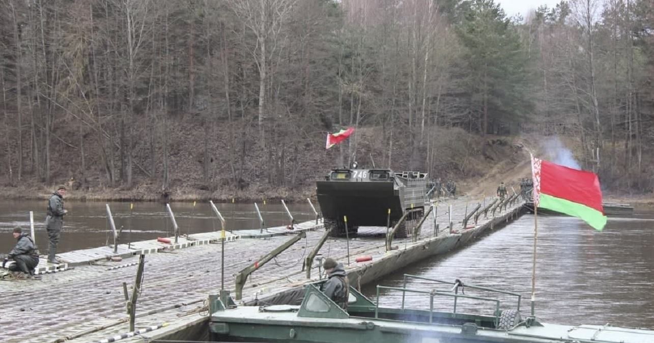 В 6 километрах от Украины: в Беларуси через Припять перебросили понтонный мост, – СМИ