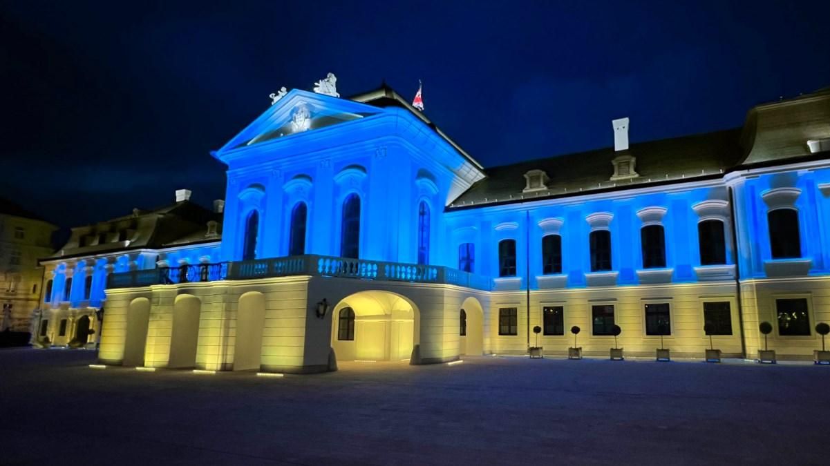 В Грузии, Эстонии и Словакии подсветили здания цветами флага Украины: впечатляющие фото В Грузии, Эстонии и Словакии подсветили здания цветами флага Украины: впечатляющие фото