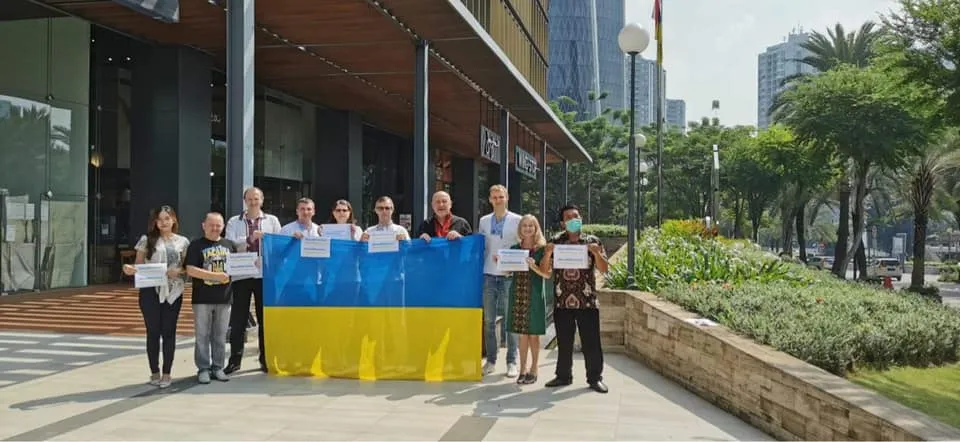 У День єднання найвищу будівлю в Індонезії підсвітили блакитно-жовтими кольорами У День єднання найвищу будівлю в Індонезії підсвітили блакитно-жовтими кольорами