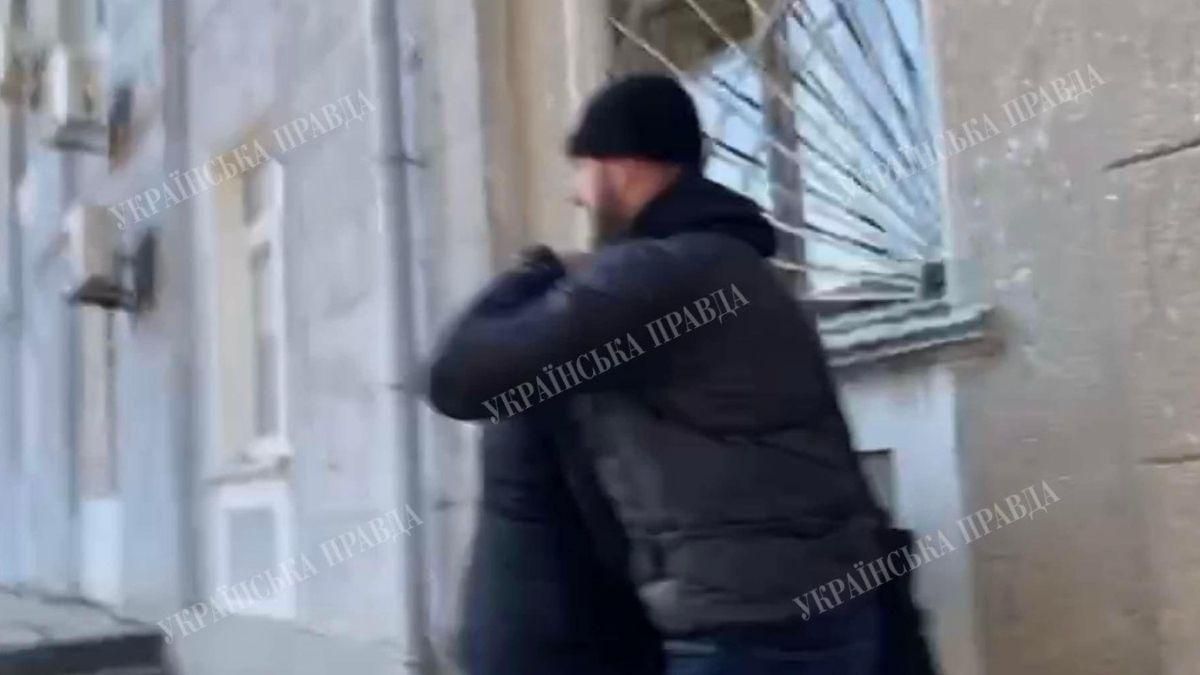 Нападение на журналистов "УП" в Днепре: трем людям сообщили о подозрении Нападение на журналистов "УП" в Днепре: трем людям сообщили о подозрении