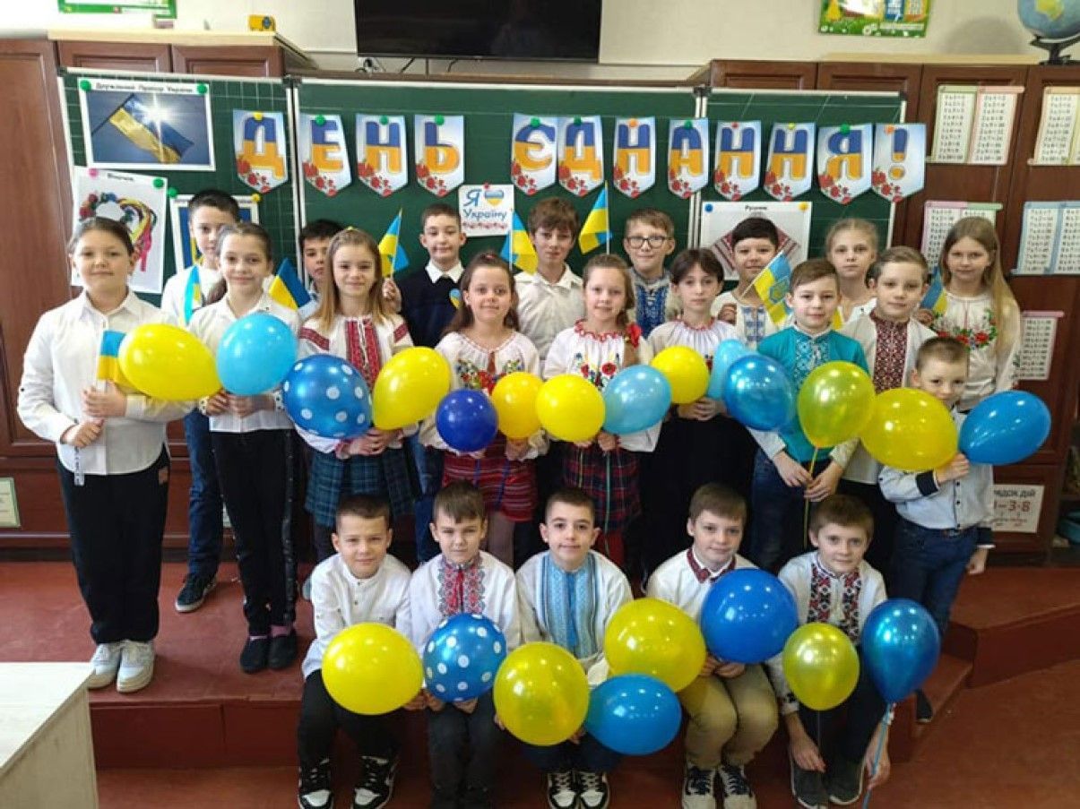 Гимн пели 5 раз: как в украинских школах праздновали День единения – захватывающие фото Гимн пели 5 раз: как в украинских школах праздновали День единения – захватывающие фото