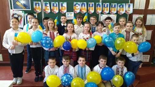 Гимн пели 5 раз: как в украинских школах праздновали День единения – захватывающие фото